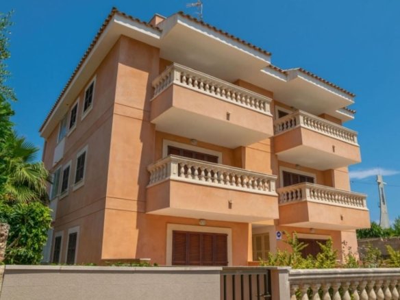 Edificio de 6 pisos con licencia vacacional en alquiler en Can Picafort