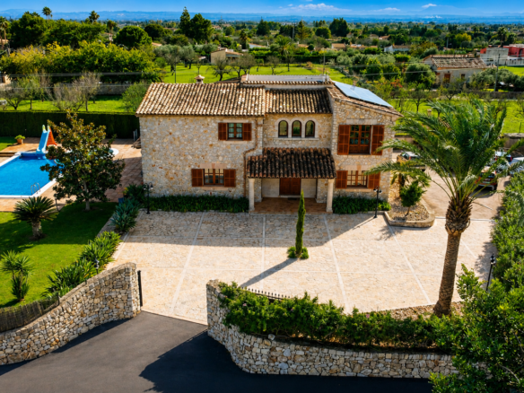Espectacular Vivienda con Encanto Mallorquín, Piscina y Vistas a la Tramuntana en Lloseta