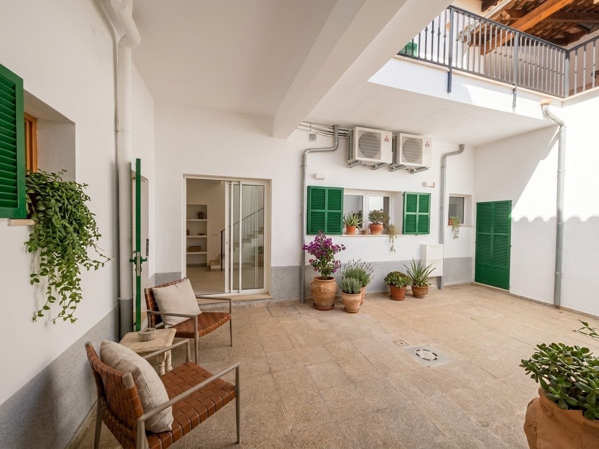 Reformada Planta Baja con un Gran Patio en Petra