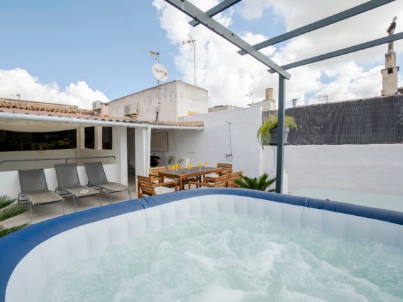 Casa de pueblo con licencia ETV y 5 dormitorios en Maria de la Salut
