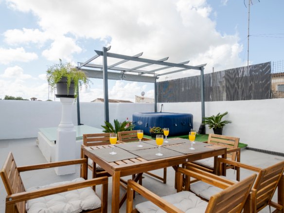 Casa de pueblo con licencia ETV y 5 dormitorios en Maria de la Salut