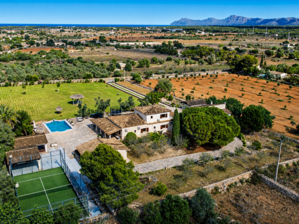 Finca con pista de padel, piscina y gran jardin cerca de la playa en Can Picafort
