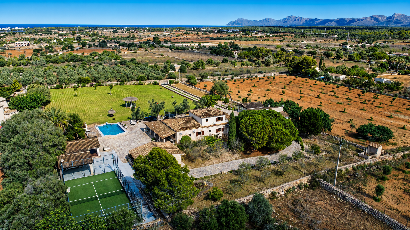 Finca con pista de padel, piscina y gran jardin cerca de la playa en Can Picafort