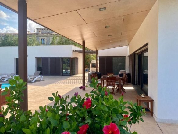 Moderna Villa con licencia vacacional y piscina con un solar edificable en Crestatx, Mallorca