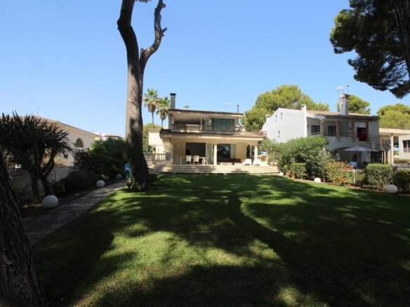 Villa exclusiva en la primera línea del mar en Alcudia, Mallorca