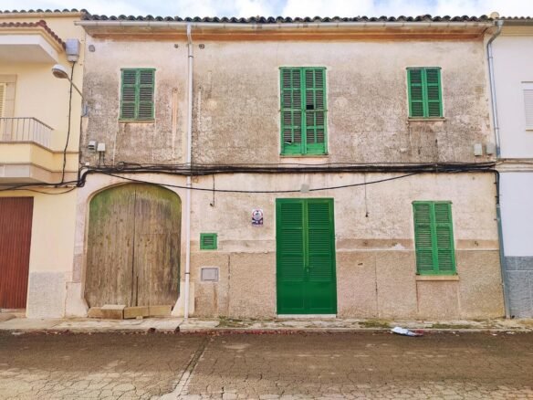 Casa de pueblo con jardín para renovar en Sa Pobla