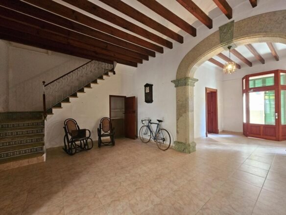 Casa con garaje y patio para reformar en Sa Pobla