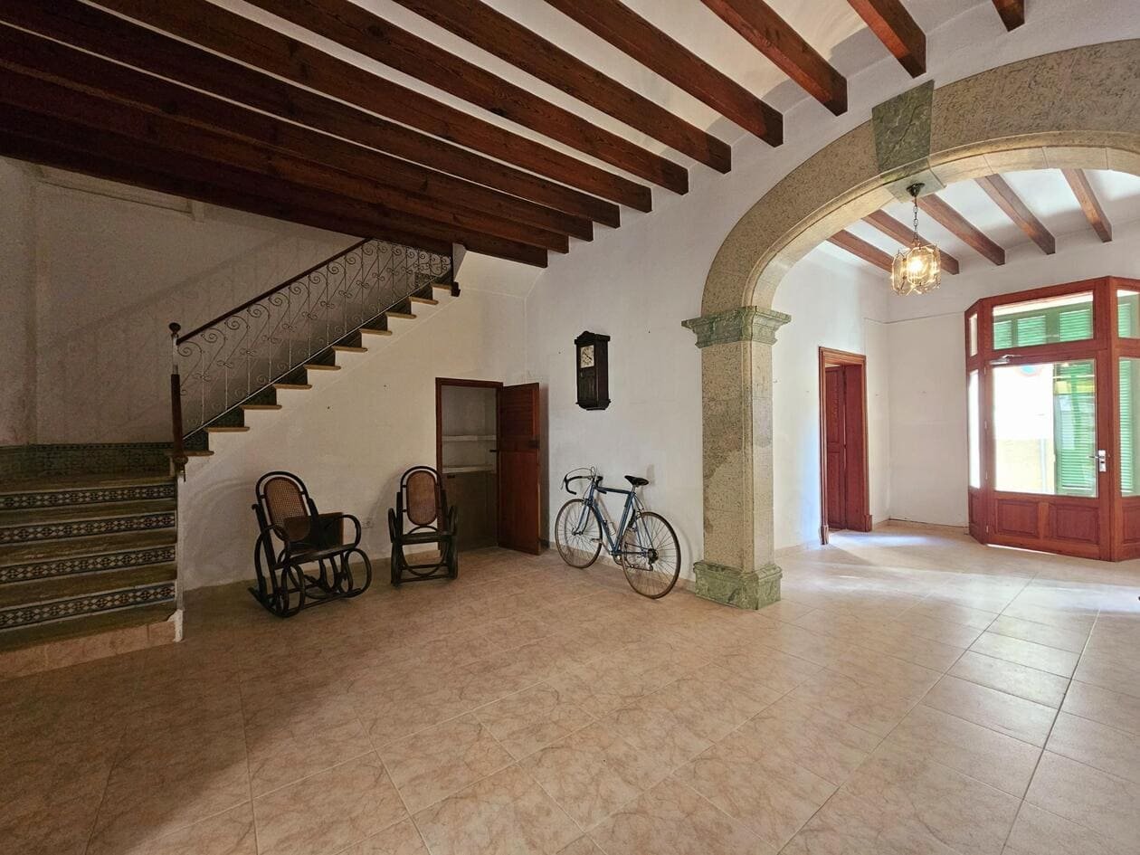 Casa con garaje y patio para reformar en Sa Pobla