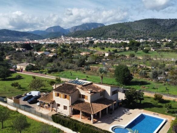 Espectacular Vivienda con Encanto Mallorquín, Piscina y Vistas a la Tramuntana en Lloseta