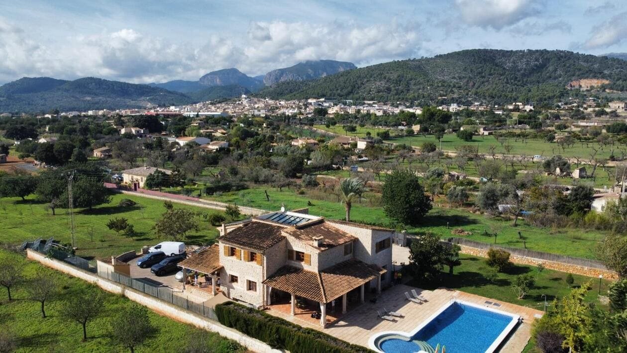 Espectacular Vivienda con Encanto Mallorquín, Piscina y Vistas a la Tramuntana en Lloseta